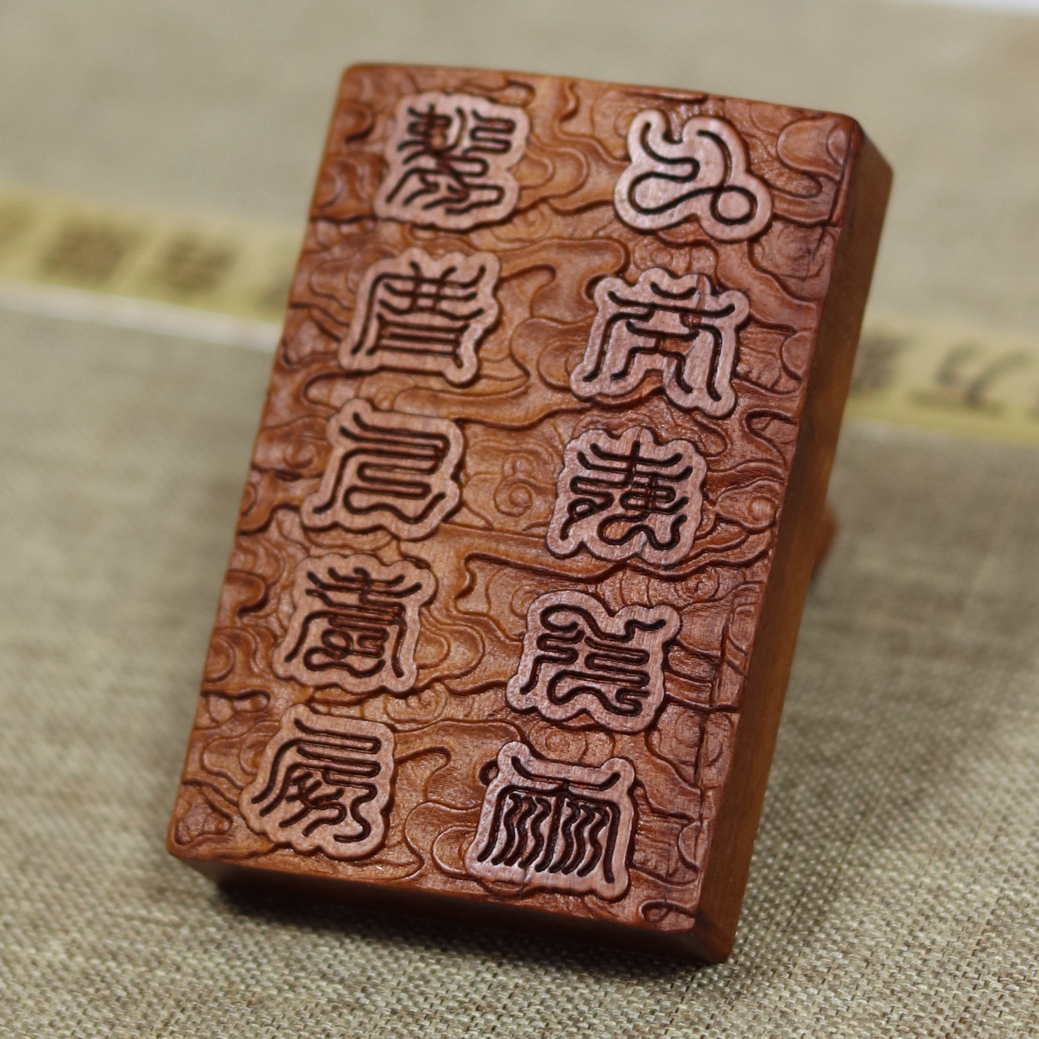 万紫苑枣木雕刻产品正面纹理和雕刻细节实拍