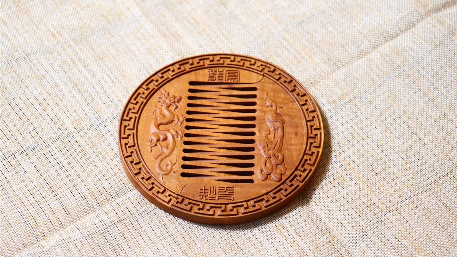 万紫苑枣木梳具产品封面图,展示梳具形态和枣木色泽