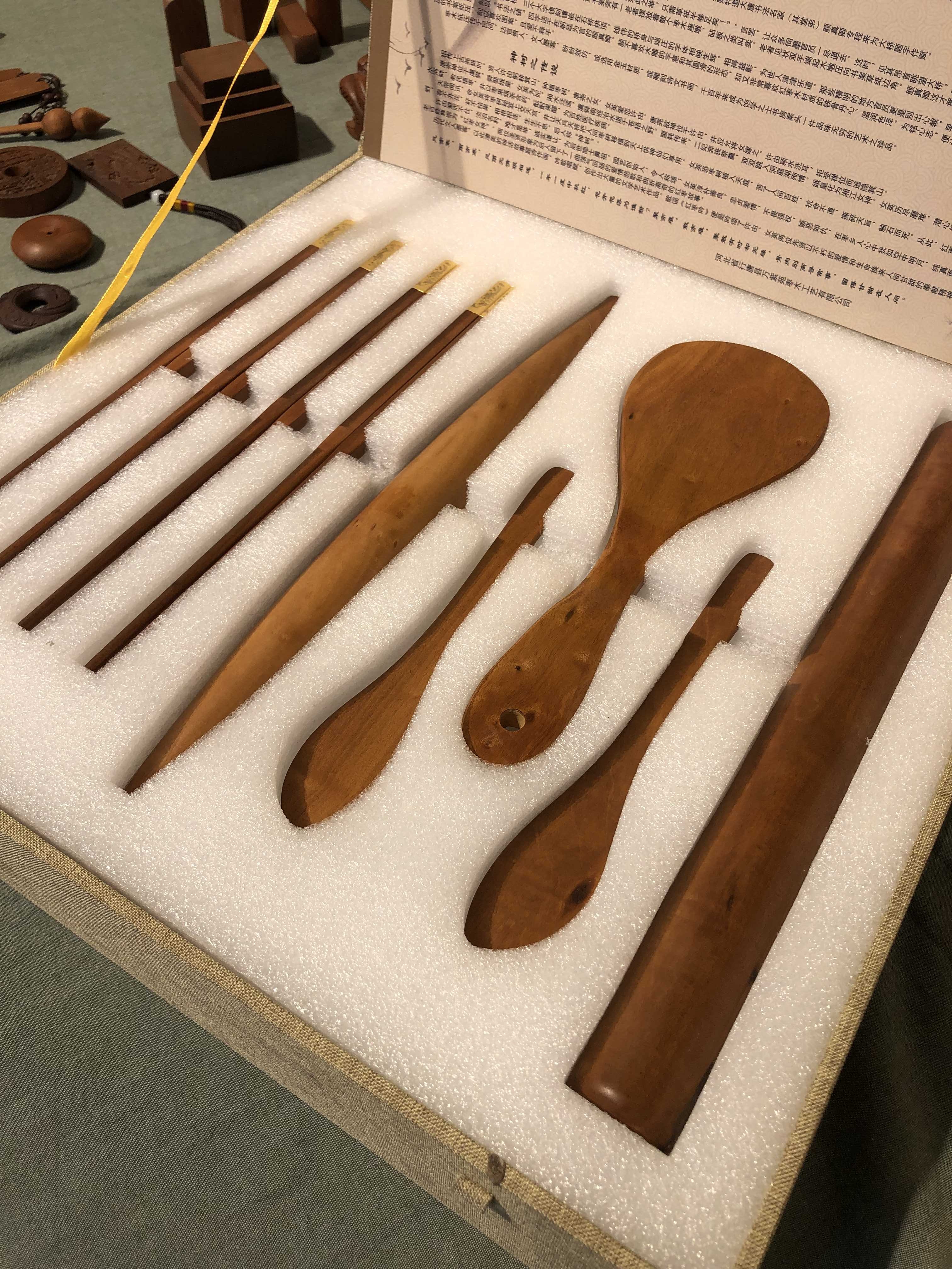 万紫苑枣木工艺品礼盒内的木质产品与缓冲包装实拍